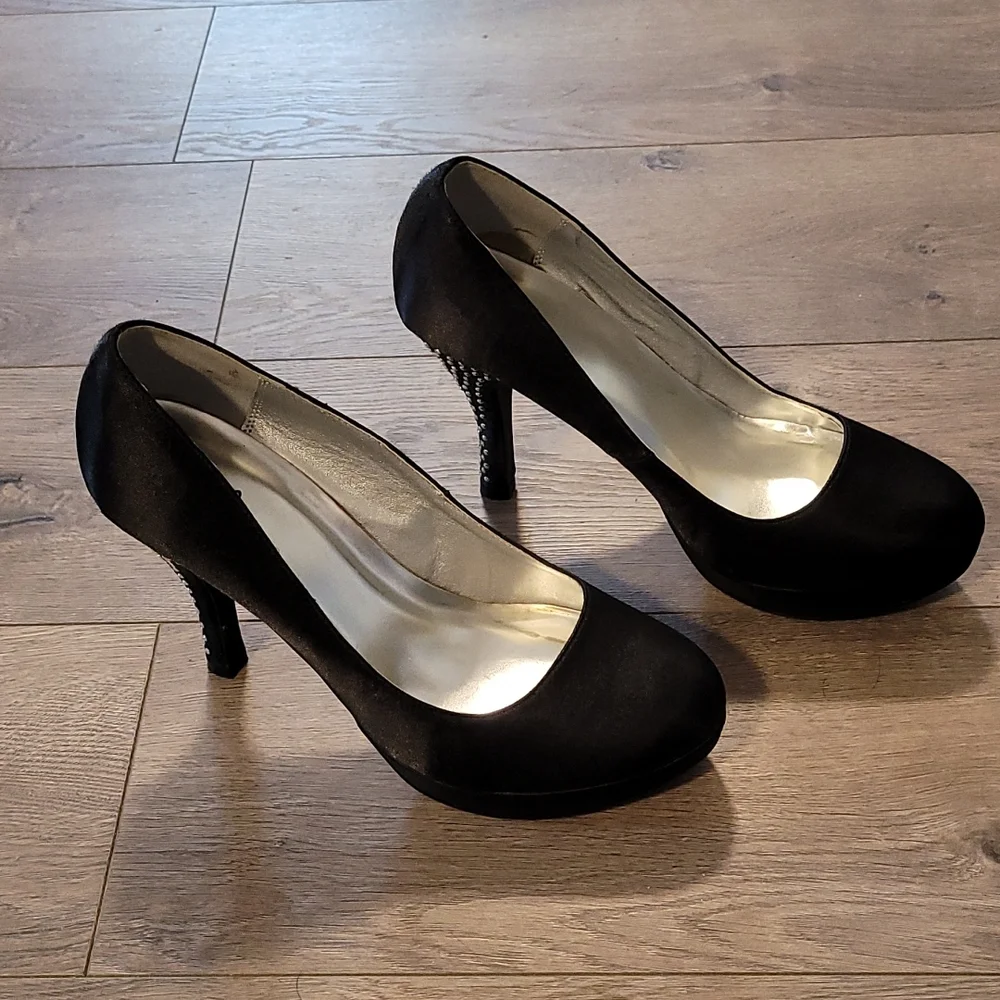 Shoes - Picture 3 of 7